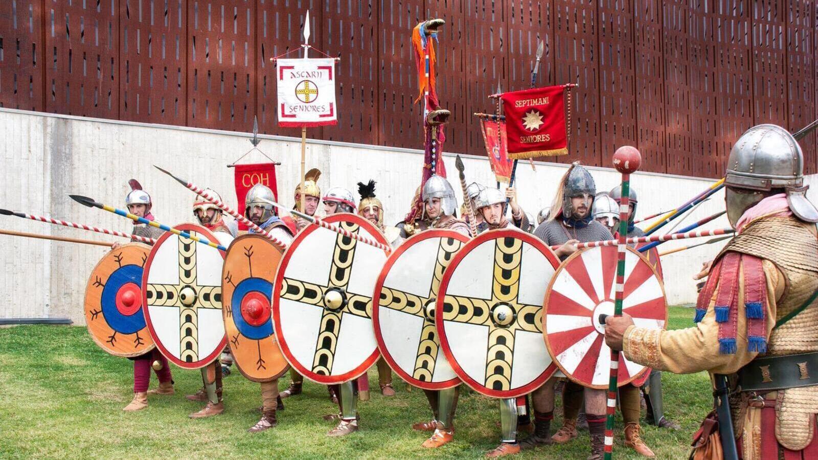 recreación histórica de tiro con arco romano a cargo de la cohors prima celtiberorum en la villa romana la olmeda los días 8 y 9 de julio