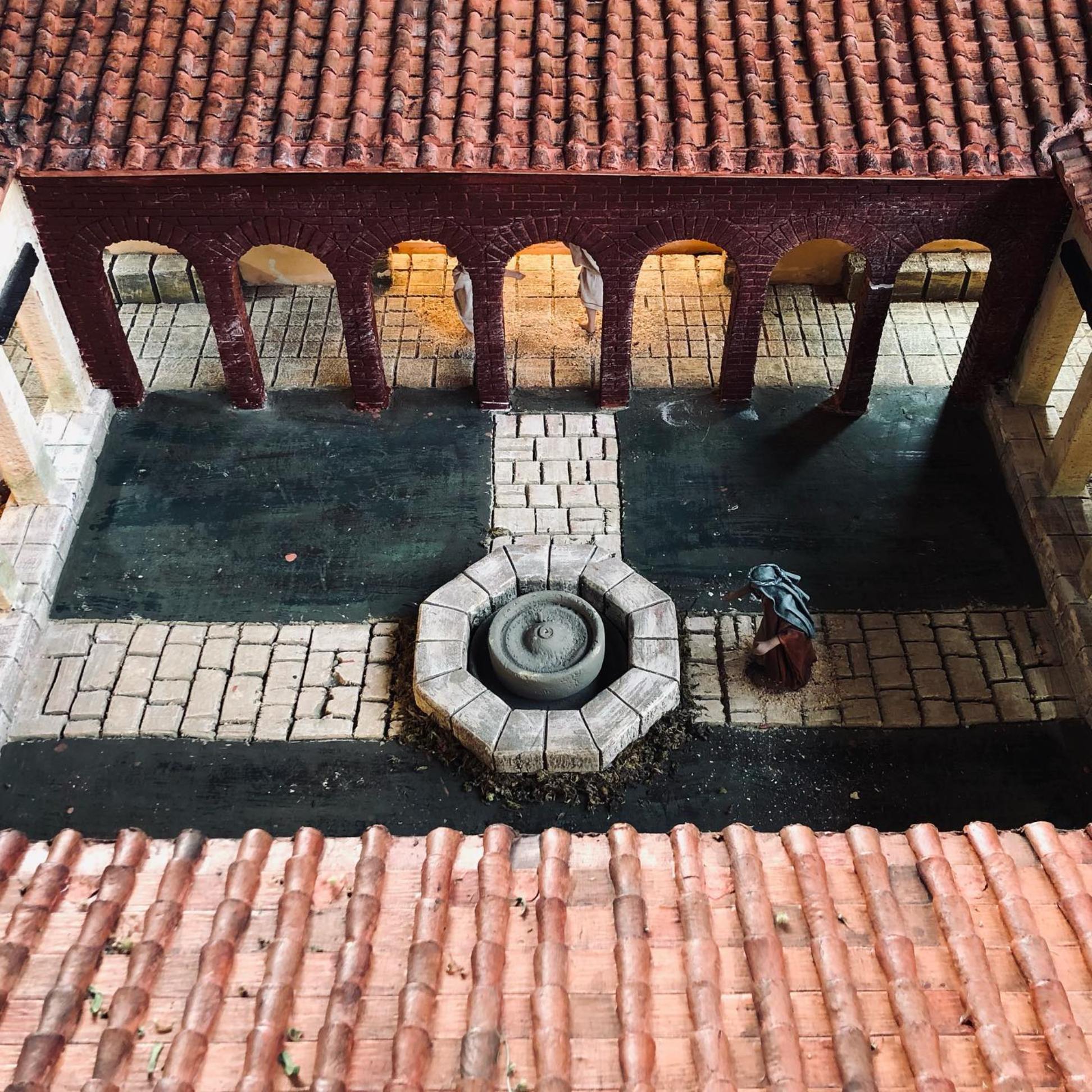 Imagen del belén navideño de La Olmeda. Detalle del patio.