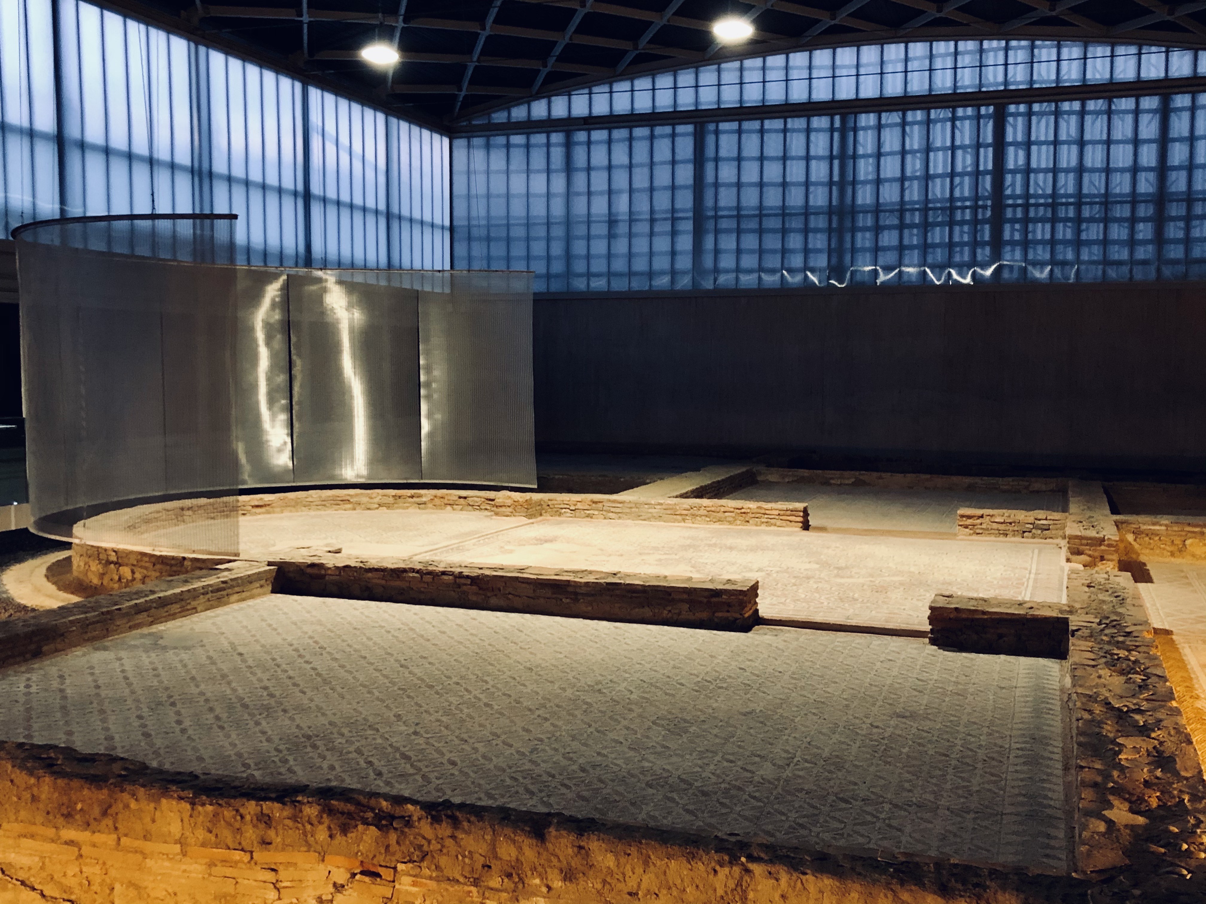 Imagen de una de las estancias de La Olmeda con la nueva iluminación