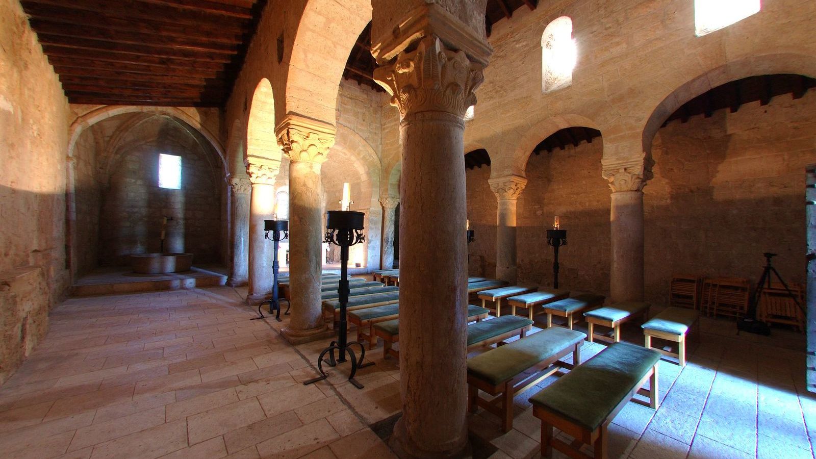 Imagen del interior de la basílica visigoda de San Juan de Baños