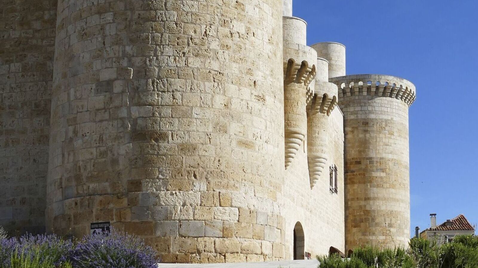Exterior del Castillo de Fuentes de Valdepero