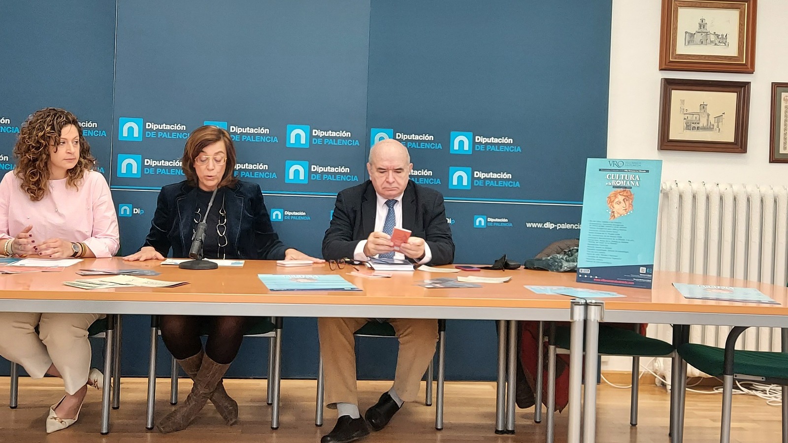 presentación de la diputación de palencia del programa de actividades cultura a la romana 2022 de la villa romana la olmeda