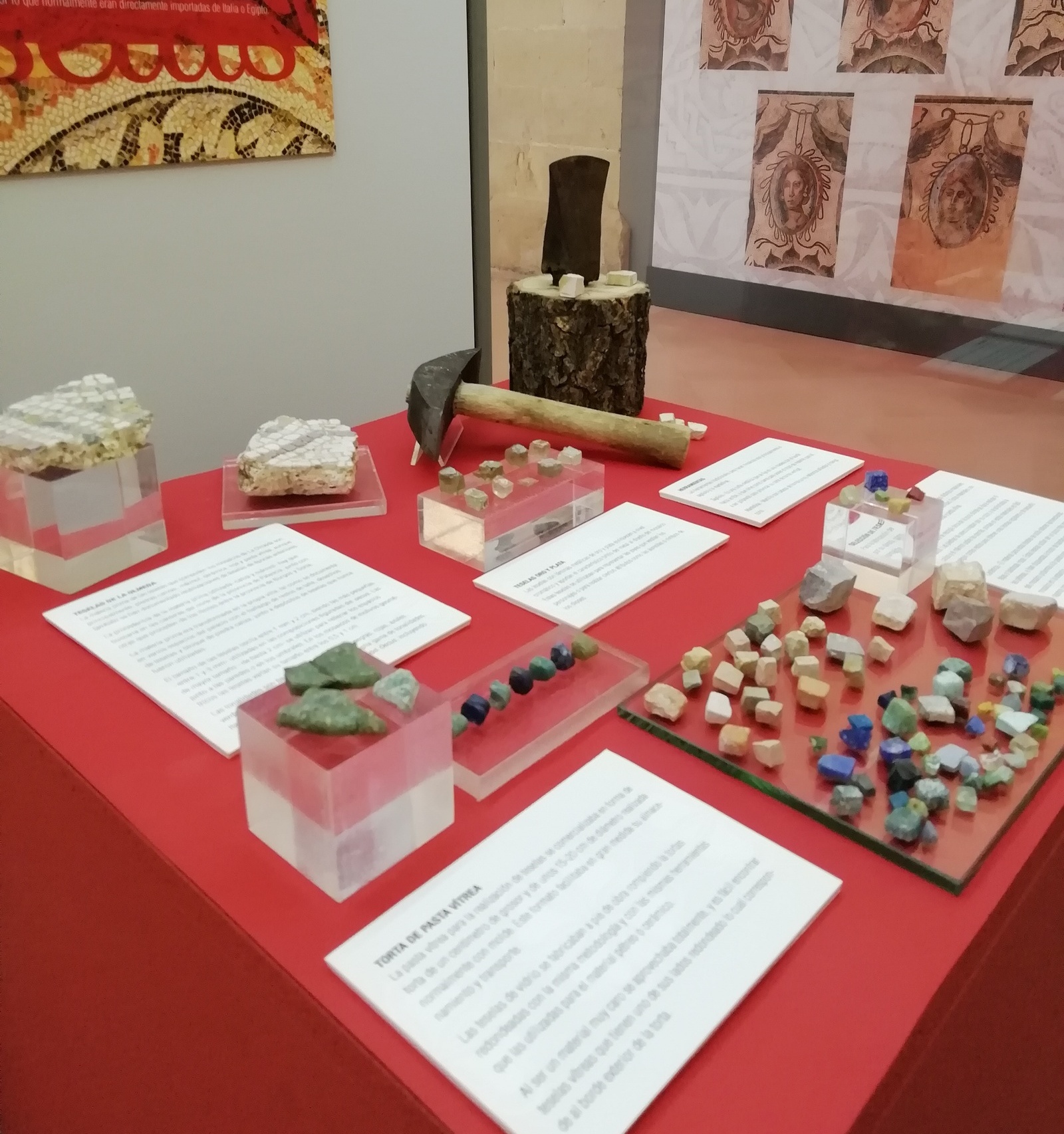 presentación nueva imagen cvltvro de La Olmeda y vitrina cero exposición teselas más que piedras