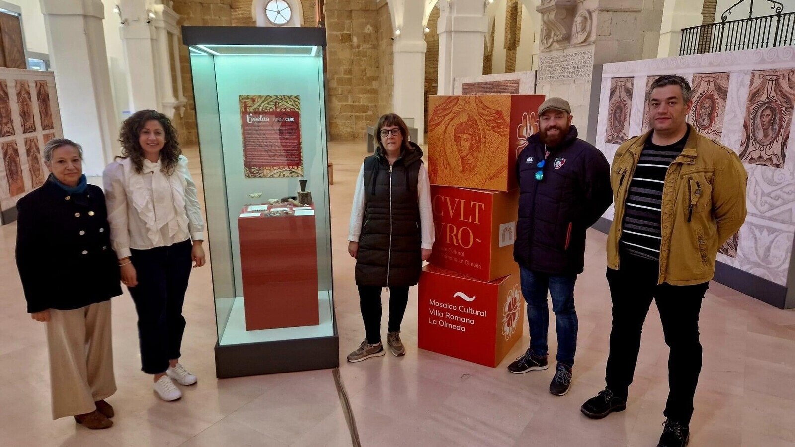 presentación nueva imagen cvltvro de La Olmeda y vitrina cero exposición teselas más que piedras
