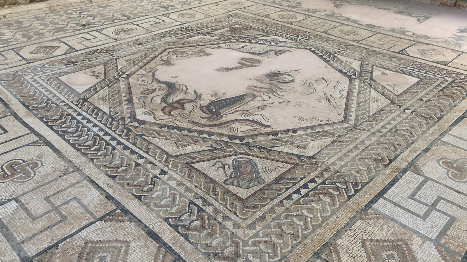 Mosaico de las estaciones de la Tejada