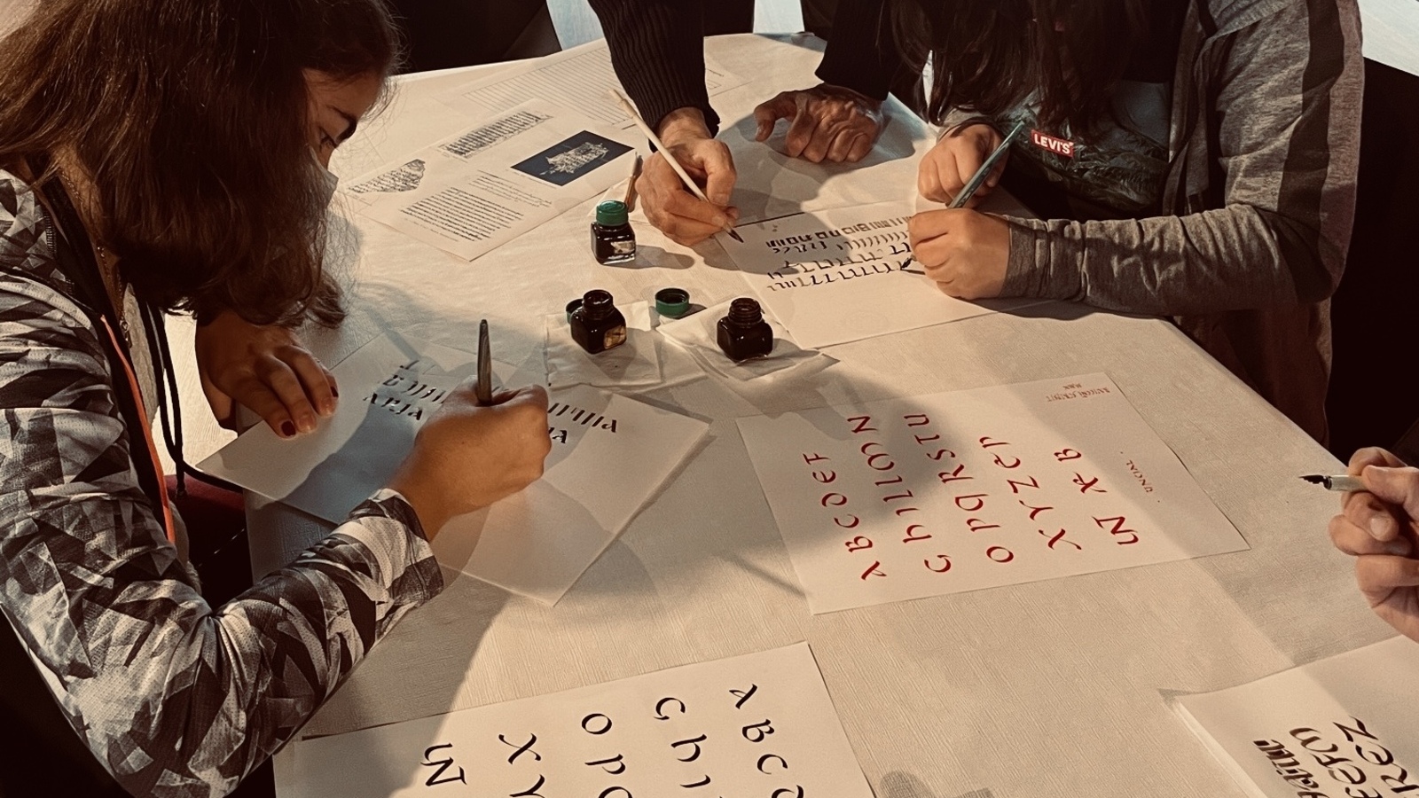 talleres educaolmeda en agosto en la villa romana la olmeda con ricardo vicente placed y la escritura antigua en tablas de madera y cera el 30 de agosto