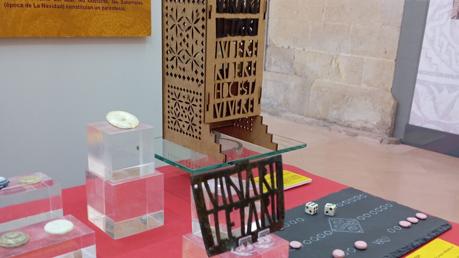 exposición temporal sobre el mundo del juego en la antigua roma en el museo de la villa romana la olmeda en saldaña