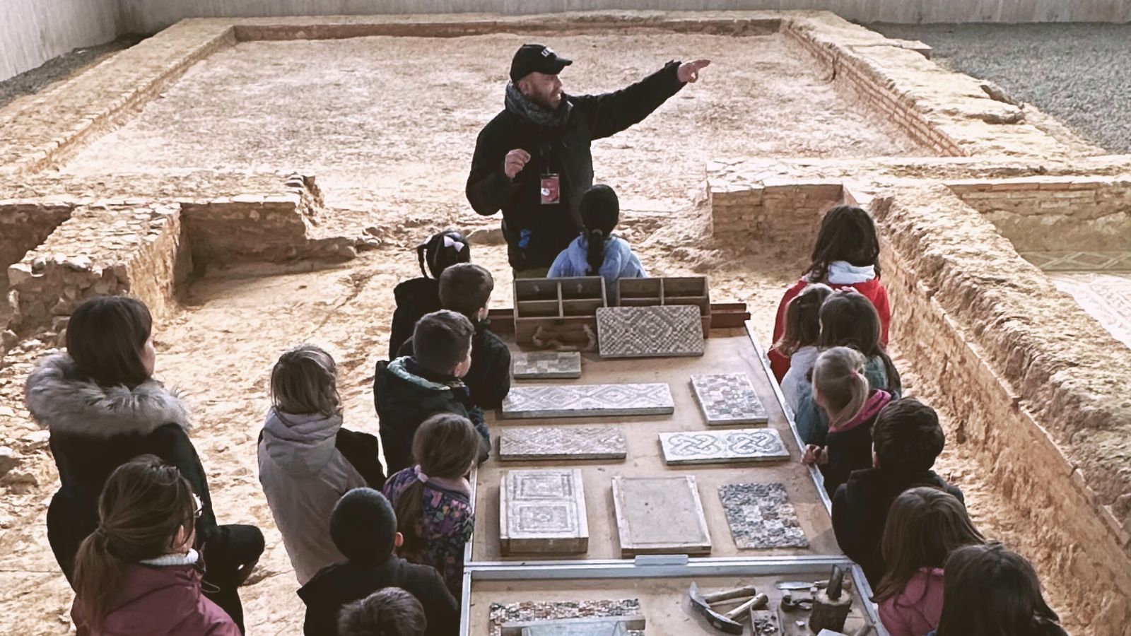 Diputación de Palencia reanuda en la villa romana La Olmeda las visitas didácticas con taller de mosaico para alumnos de Educación Primaria