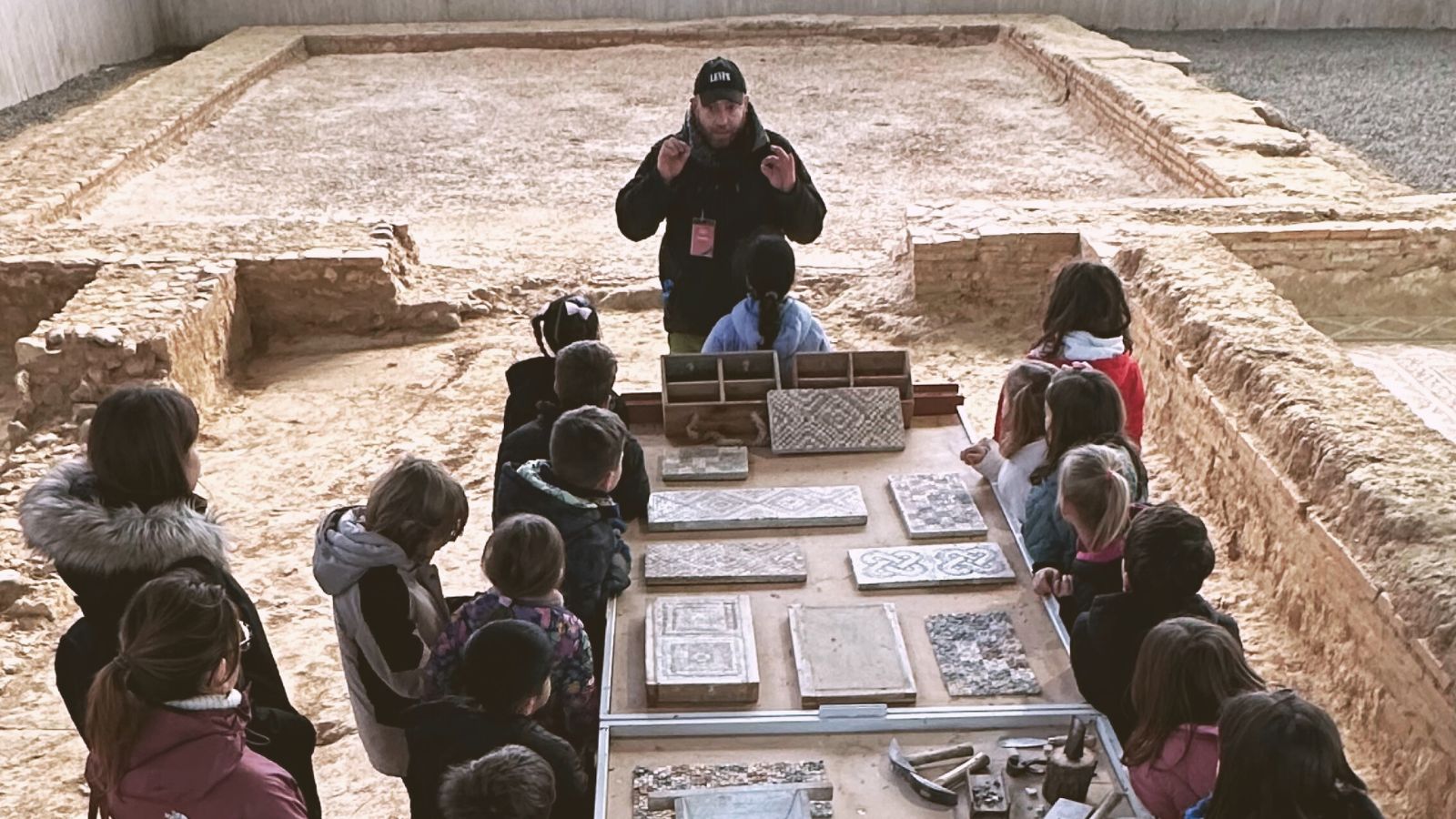 Diputación de Palencia reanuda en la villa romana La Olmeda las visitas didácticas con taller de mosaico para alumnos de Educación Primaria