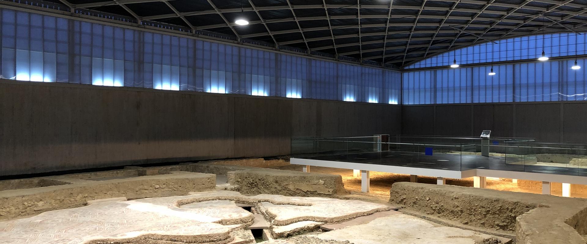 Foto de los baños de La Olmeda con la nueva iluminación