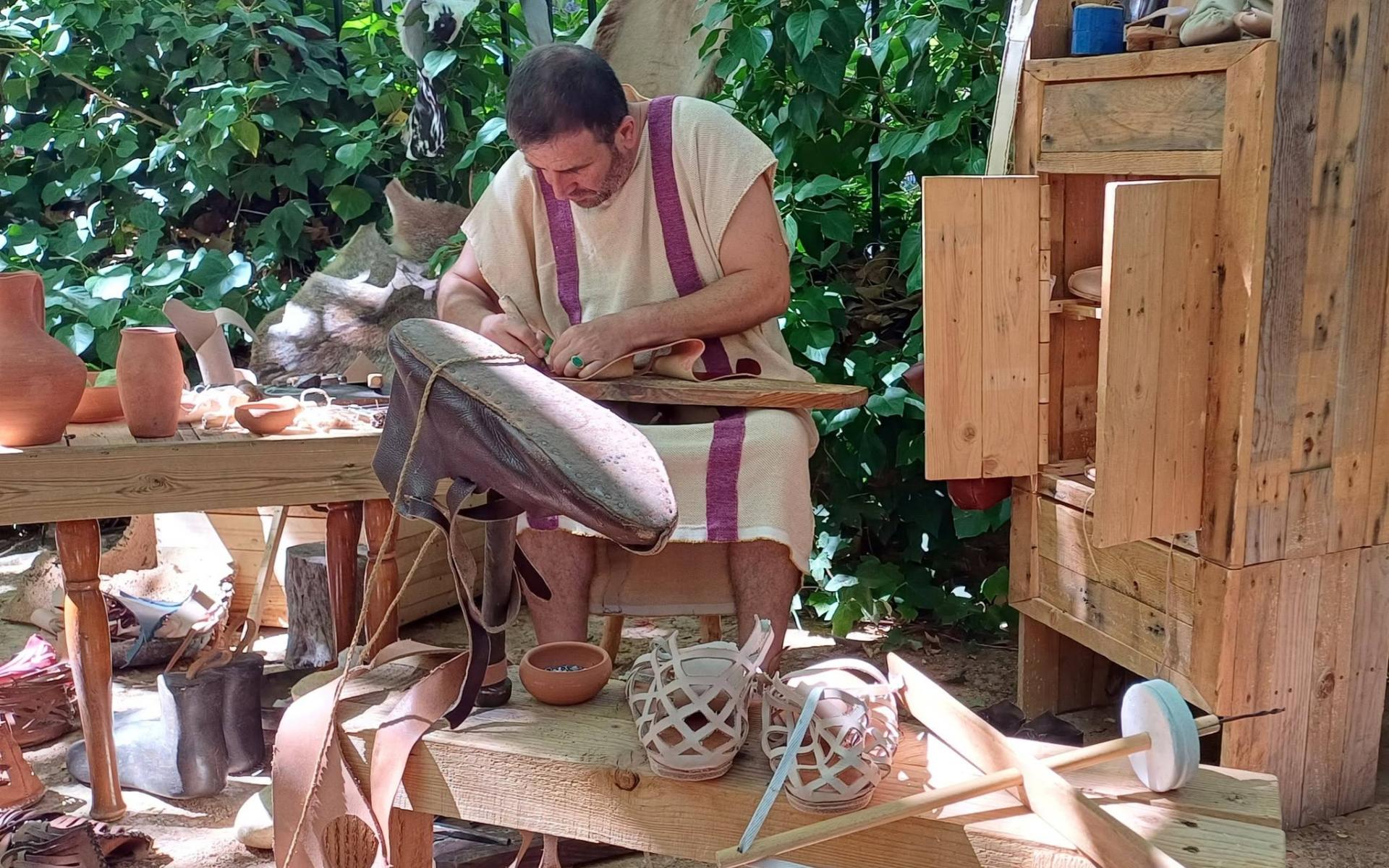 12 de septiembre* de 2026, sábado | Charla: 12:00 a 13:00 horas | Demostración: 16:00 a 18:00 horas | AuLA OLMEDA | Villa Romana La Olmeda | Svtor. Taller de calzado romano.